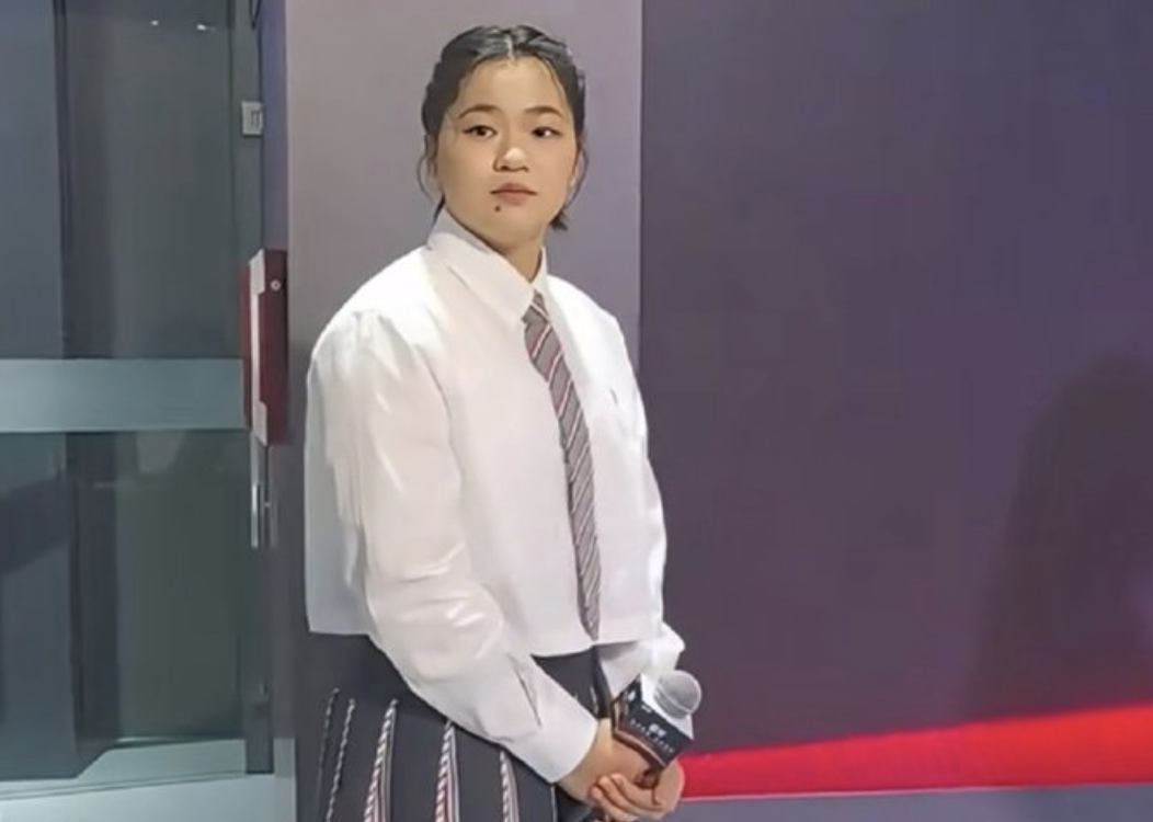 半岛体育在线-18岁全红婵出席商业活动！罕见穿裙子打领带 疑变胖引发退役猜想