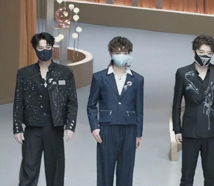 半岛体育-抖音盛典成“祛魅现场”！网红集体见光死，网友：名字和脸对不上