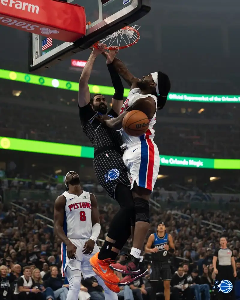 半岛体育官网-泰山压顶！魔术晒比塔泽空接隔扣斯图尔特的定格照