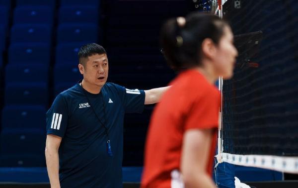 半岛体育-历史首败捷克，女排教练赵勇：年轻选手欠缺大赛硬仗历练
